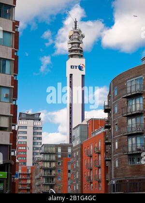 BT Tower neben dem Kanal in Birmingham, England Stockfoto