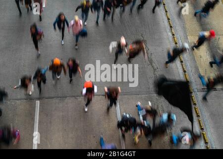 Studenten fahren während eines protestmarsches gegen die Politik der Regierung in Bogotá, Kolumbien, auf der Autobahn. Stockfoto