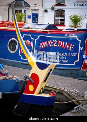 Bunte Schmalboote, die man am Gas Street Basin in Birmingham, Großbritannien, mieten kann Stockfoto