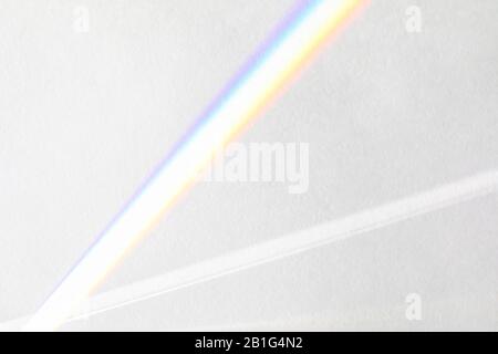 Overlay-Effekt für Fotos und Mockups. Organischer, diagonaler Schatten und Lichtstrahlen aus dem Fenster an einer weißen Wand. Stockfoto