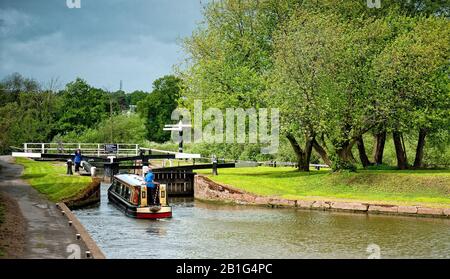 Narrowboat fährt nach Diglis Lock und stürzt ab zum Fluss Severn von Birmingham und Worcester Canal in Worcester, Worcestershire, England, Großbritannien, B. Stockfoto