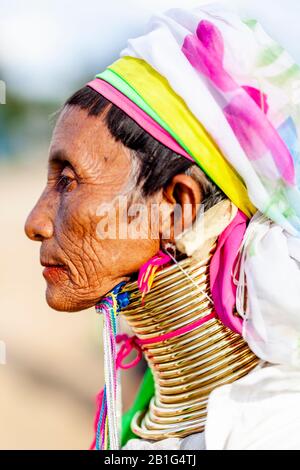 Ein Porträt Einer Frau Aus Der Kayan (Long Neck) Minority Group, Loikaw, Kayah State, Myanmar. Stockfoto