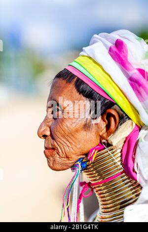 Ein Porträt Einer Frau Aus Der Kayan (Long Neck) Minority Group, Loikaw, Kayah State, Myanmar. Stockfoto