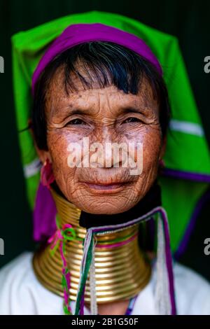 Ein Porträt Einer Frau Aus Der Kayan (Long Neck) Minority Group, Pan Pet Village, Loikaw, Kayah State, Myanmar. Stockfoto