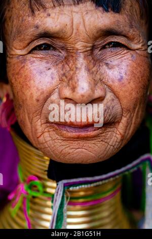 Ein Porträt Einer Frau Aus Der Kayan (Long Neck) Minority Group, Pan Pet Village, Loikaw, Kayah State, Myanmar. Stockfoto