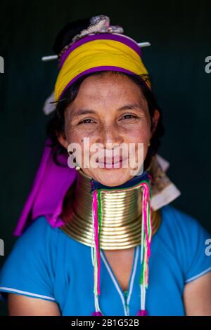 Ein Porträt Einer Jungen Frau Aus Der Kayan (Long Neck) Minority Group, Pan Pet Village, Loikaw, Kayah State, Myanmar. Stockfoto