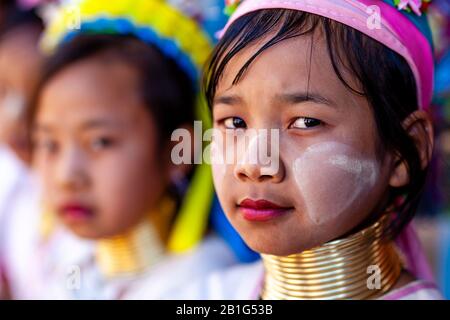 Eine Gruppe Von Kindern Aus Der Kayan Minority Group (Long Neck) Im Traditionellen Kostüm, Pan Pet Village, Loikaw, Kayah State, Myanmar. Stockfoto