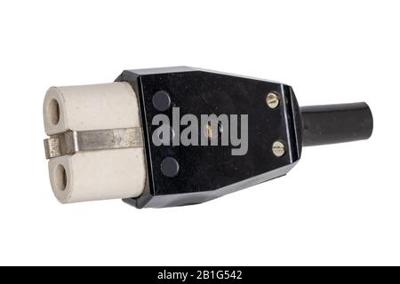 Vintage-Stecker. Nahaufnahme des alten, rostigen, ungenutzten elektrischen schwarzen Netzsteckers, der auf weißem Hintergrund isoliert ist. Makrofoto. Stockfoto