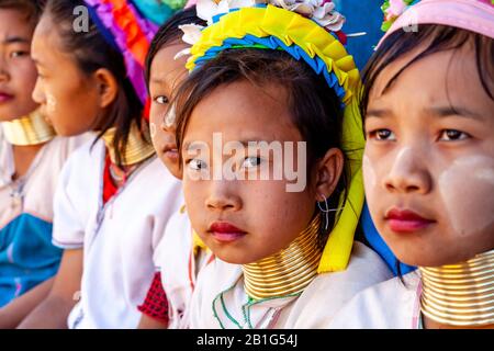 Eine Gruppe Von Kindern Aus Der Kayan Minority Group (Long Neck) Im Traditionellen Kostüm, Pan Pet Village, Loikaw, Kayah State, Myanmar. Stockfoto