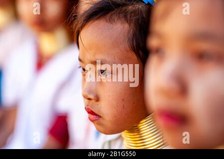 Eine Gruppe Von Kindern Aus Der Kayan Minority Group (Long Neck) Im Traditionellen Kostüm, Pan Pet Village, Loikaw, Kayah State, Myanmar. Stockfoto