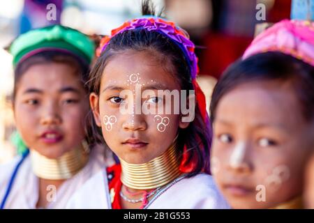 Eine Gruppe Von Kindern Aus Der Kayan Minority Group (Long Neck) Im Traditionellen Kostüm, Pan Pet Village, Loikaw, Kayah State, Myanmar. Stockfoto