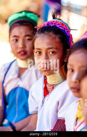 Eine Gruppe Von Kindern Aus Der Kayan Minority Group (Long Neck) Im Traditionellen Kostüm, Pan Pet Village, Loikaw, Kayah State, Myanmar. Stockfoto