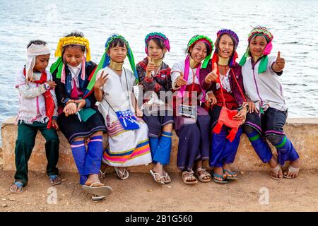 Eine Gruppe Von Kindern Aus Der Kayan (Long Neck) Minority Group, Loikaw, Kayah State, Myanmar. Stockfoto