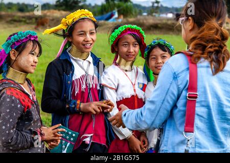 Eine Gruppe Von Kindern Aus Der Kayan Minority Group (Long Neck), Die Mit EINEM Tourist, Loikaw, Kayah State, Myanmar spricht. Stockfoto