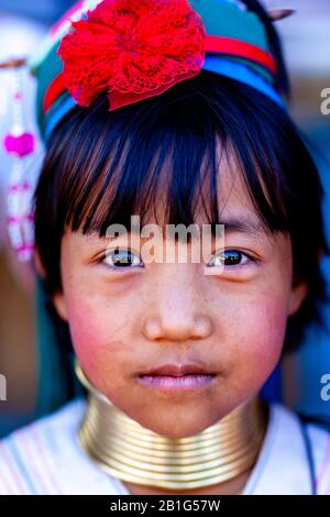 Ein Porträt Eines Kindes Aus Der ethnischen Gruppe der Kayan (Long Neck), Pan Pet Village, Loikaw, Kayah State, Myanmar. Stockfoto