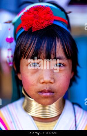 Ein Porträt Eines Kindes Aus Der ethnischen Gruppe der Kayan (Long Neck), Pan Pet Village, Loikaw, Kayah State, Myanmar. Stockfoto