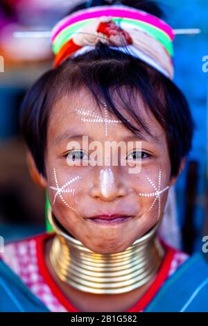 Ein Porträt Eines Kindes Aus Der ethnischen Gruppe der Kayan (Long Neck), Pan Pet Village, Loikaw, Kayah State, Myanmar. Stockfoto