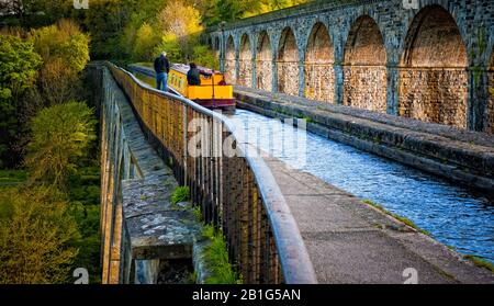 Bright Painted mietete Narrowboat auf dem Llangollen Canal, der Chirk Aqueduct von Wales nach England, Großbritannien, BritainAqueduct, Barge, Stockfoto