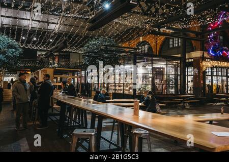 London, Großbritannien - 29. November 2019: Interior des Spitalfields Market, einem der besten viktorianischen Märkte Londons mit Verkaufsständen, die Mode, Antiquitäten anbieten Stockfoto