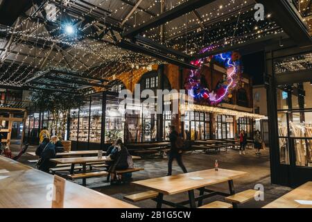 London, Großbritannien - 29. November 2019: Interior des Spitalfields Market, einem der besten viktorianischen Märkte Londons mit Verkaufsständen, die Mode, Antiquitäten anbieten Stockfoto