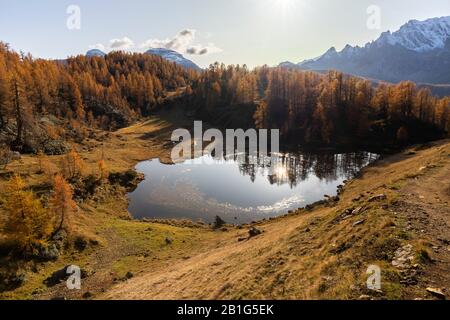 Herbstlicher Sonnenuntergang vor dem Blick von Lago Superiore del Sangiatto. Alpe Devero, Tal Antigorio, Piemont, Italien. Stockfoto