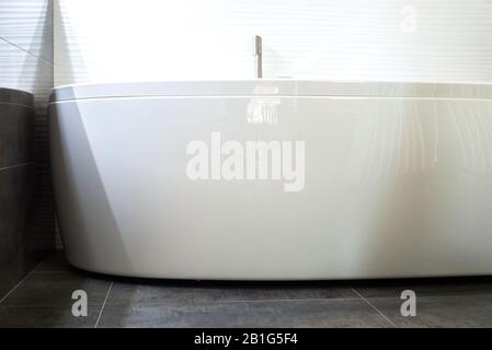Badezimmer close-up. Große, weiße Badezimmer in einem modernen Interieur. Jacuzzi, Dusche, Handtücher Stockfoto