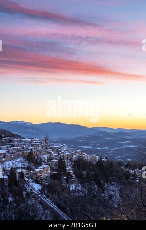 Morgenblick auf die Stadt Santa Maria del Monte nach einem Schneefall im Winter vom Campo dei Fiori. Stockfoto