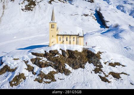 Luftaufnahme der Kirche Oratorio di Sant'Anna. Riale, Formazza, Valle Formazza, Verbano Cusio Ossola, Piemont, Italien. Stockfoto