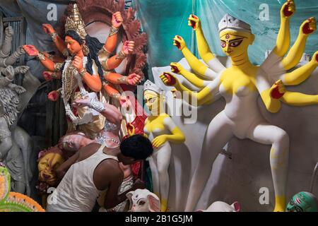 Das Bild der Herstellung von Durga-Tonidolen bei Kumortuli ist ein traditionelles Töpferviertel im Norden Kolkatas in Westbengalen. Indien, Asien Stockfoto