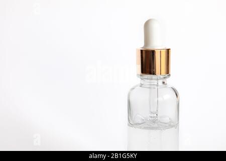 Tropfflasche Mock-Up-Wth Hyaluronsäure auf weißem Hintergrund, Beauty-Serum Stockfoto