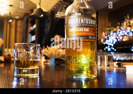 Februar 2020, Kiew, Ukraine: Auchentoshan "American Oak" Whiskey an der Theke. (Bild: © Igor Golovniov/SOPA Bilder über ZUMA Draht) Stockfoto