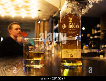 22. Februar 2020, Kiew, Ukraine: Glenfiddih 15-Jähriger Whiskey an der Theke. (Bild: © Igor Golovniov/SOPA Bilder über ZUMA Draht) Stockfoto