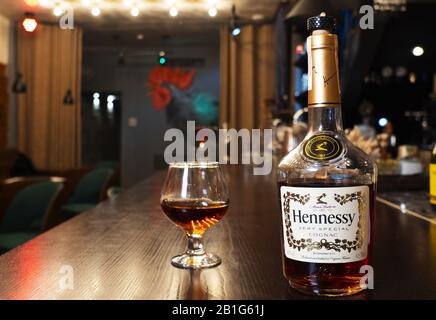 Februar 2020, Kiew, Ukraine: Cognac Hennessy VS an der Theke. (Bild: © Igor Golovniov/SOPA Bilder über ZUMA Draht) Stockfoto