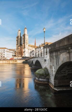 Züricher Altstadt, Stadtbild mit Münster-Brucke-Brücke und Großmunster-Kirche, in der Schweiz. Historische Gebäude und Limmatfluss in Zürich Stockfoto