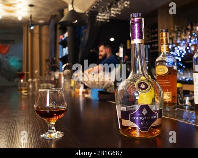 Februar 2020, Kiew, Ukraine: Französischer Cognac Courvoisier VS an der Bar. (Bild: © Igor Golovniov/SOPA Bilder über ZUMA Draht) Stockfoto