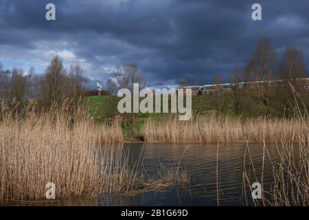 Blick auf das Velodrom vom Queen Elizabeth Olympic Park, mit dem Fluss Lea im Vordergrund Stockfoto