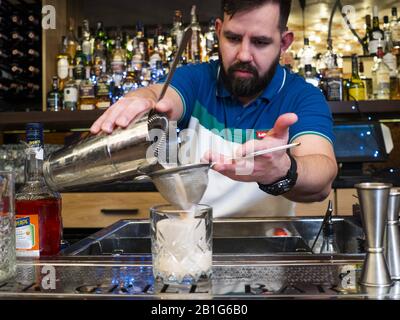 22. Februar 2020, Kiew, Ukraine: Barkeeper macht Bamboleo Cocktail in der Rooster Grill Bar (Bild: © Igor Golovniov/SOPA Bilder über ZUMA Draht) Stockfoto