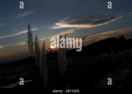 Das Bild von Sonnenuntergang mit Wolken im Dorf Purulia, Westbengalen, Indien, Asien Stockfoto