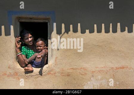 Das Bild von Mutter und Kind im Dorf Purulia, Westbengalen, Indien, Asien Stockfoto