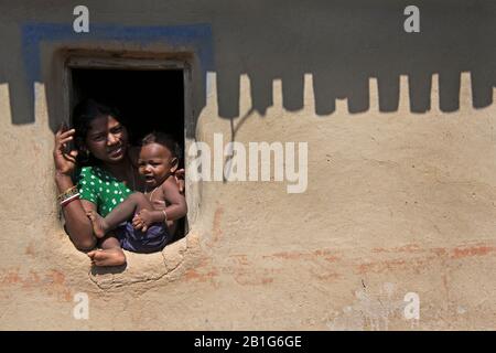 Das Bild von Mutter und Kind im Dorf Purulia, Westbengalen, Indien, Asien Stockfoto