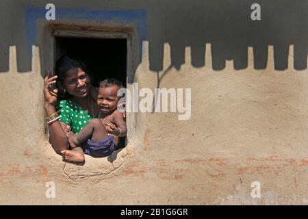 Das Bild der Glücklichen Mutter und des Kindes in Purulia, Westbengalen, Indien, Asien Stockfoto