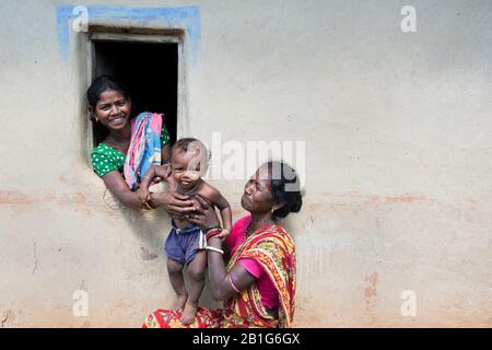 Das Bild der Mutter, die das Kind an die Großmutter im Dorf Purulia, Westbengalen, Indien, Asien weitergibt Stockfoto