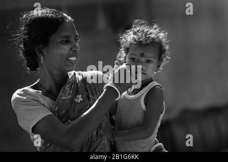 Das Bild von Mutter und Kind im Dorf Purulia, Westbengalen, Indien, Asien Stockfoto