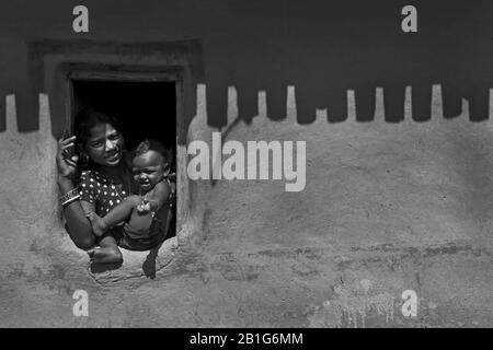 Das Bild einer Dorfmutter und eines Kindes in Purulia, Westbengalen, Indien, Asien Stockfoto