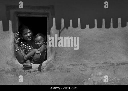 Das Bild der Glücklichen Mutter und des Kindes in Purulia, Westbengalen, Indien, Asien Stockfoto