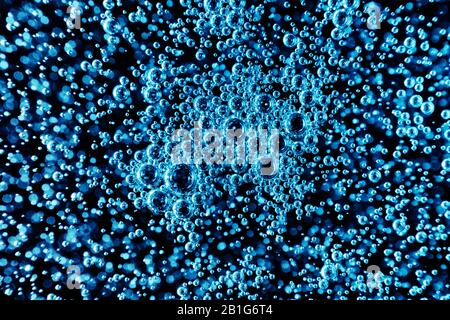 Helle Mikroblasen in blau Soda drink Hintergrund. Stockfoto