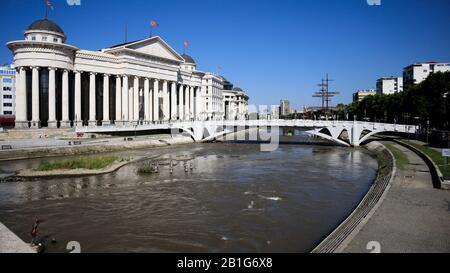 Skopje, Nord-Mazedonien, 27. Juni 2019: Archäologisches Museum Mazedoniens und Steinbrücke in der Innenstadt von Skopje mit blauem Himmel am Sommertag Stockfoto