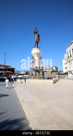 Skopje, Nord-Mazedonien, 27. Juni 2019: Statue von Filip II, Vater Alexanders des Großen Denkmals in der Nähe des alten Basars, mit Fußgängern in der Stadt Skopje Stockfoto