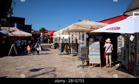 Skopje, Nord-Mazedonien, 27. Juni 2019: Diversity People Passing by Street Market Place, Old Basar in Skopje City Center Stockfoto