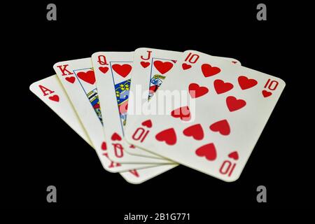 Die Kombination von Spielkarten im Poker auf schwarzem Hintergrund - Royal Flush Stockfoto